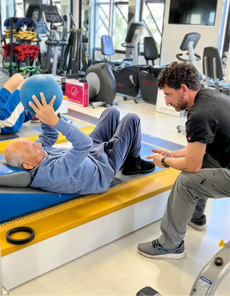 Zona de entrenamiento funcional en KinesicWork - Equipos modernos para rehabilitación y ejercicio terapéutico