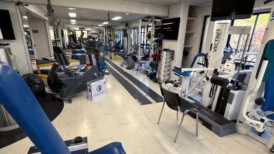 Imagen de sala de kinesiología con equipamiento y pista de marcha en La Reina