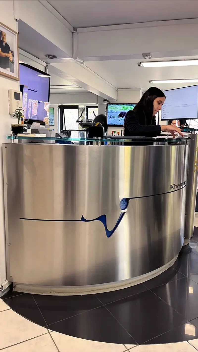 Imagen de recepción del centro de kinesiología KinesicWork en La Reina, Santiago