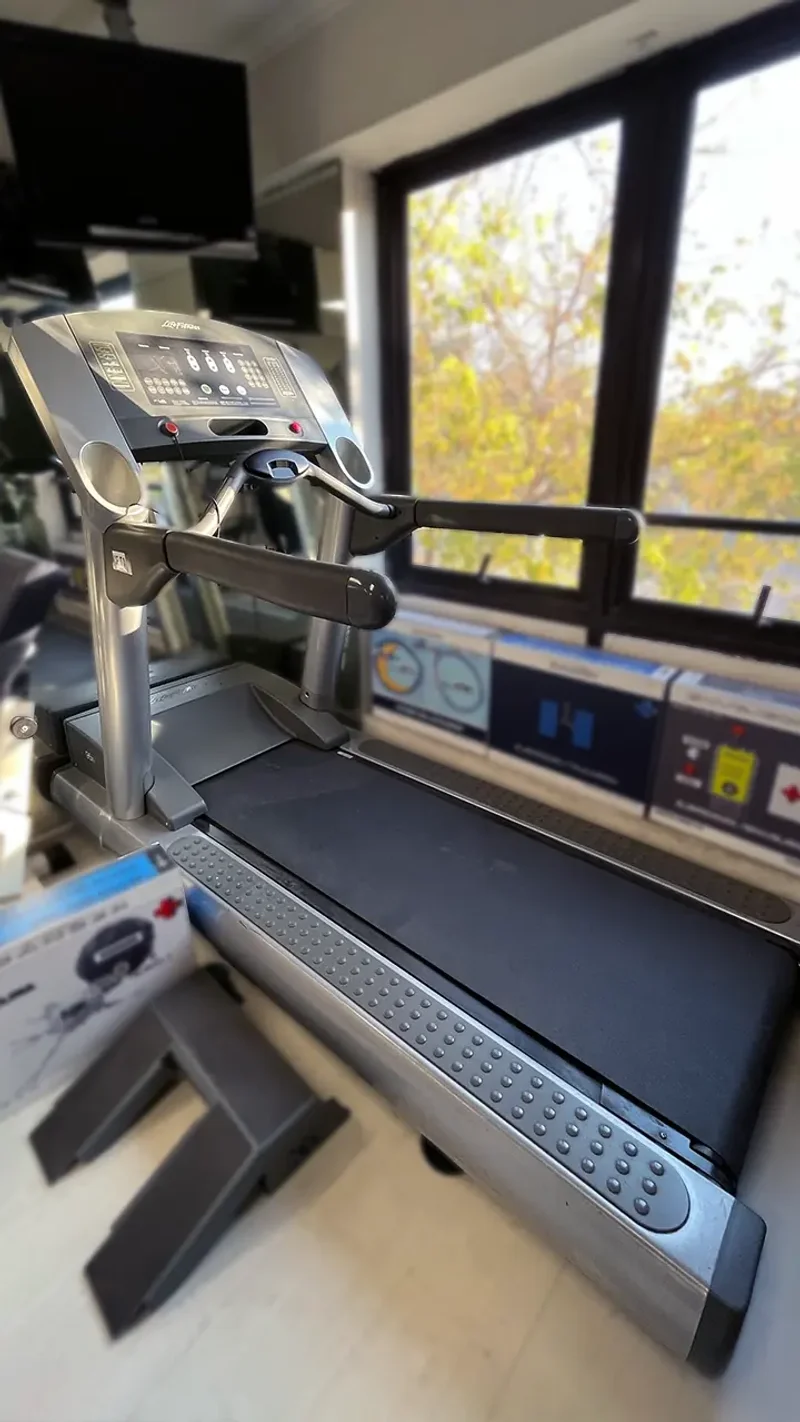 Imagen de trotadora clínica en centro de kinesiología KinesicWork en Santiago, ideal para rehabilitación cardiovascular y marcha supervisada