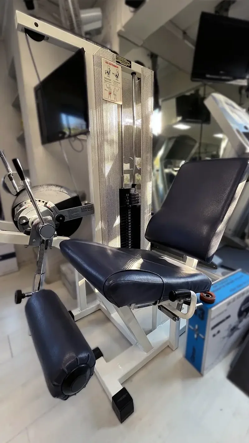 Imagen de máquina de cuádriceps con regulador de rango en centro de kinesiología KinesicWork, especial para rehabilitación de rodilla