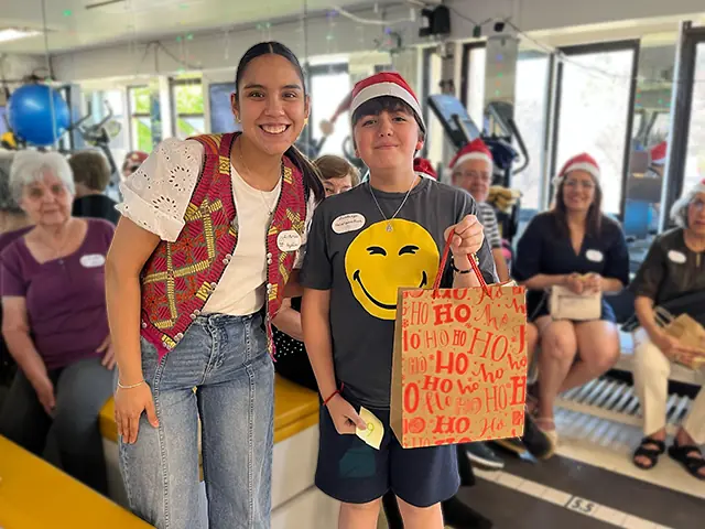 Amigo secreto con regalos simbólicos y mensajes personalizados