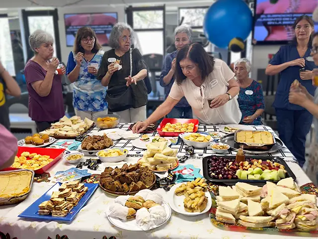 Mesa navideña con pan de pascua, tapaditos, galletas y otras preparaciones caseras